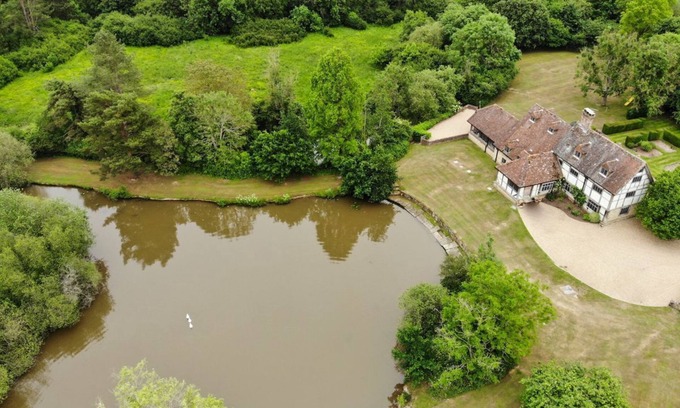 Billingshurst Villa | Kirdford Farmhouse - Five Bedroom Villa, Sleeps 10