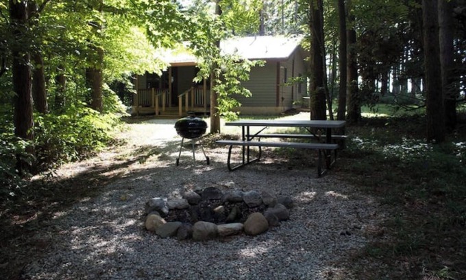 Triumph Cabin | Kishauwau's Starved Rock Area Cabins - Romantic Whirlpool Pines Cabin For 2