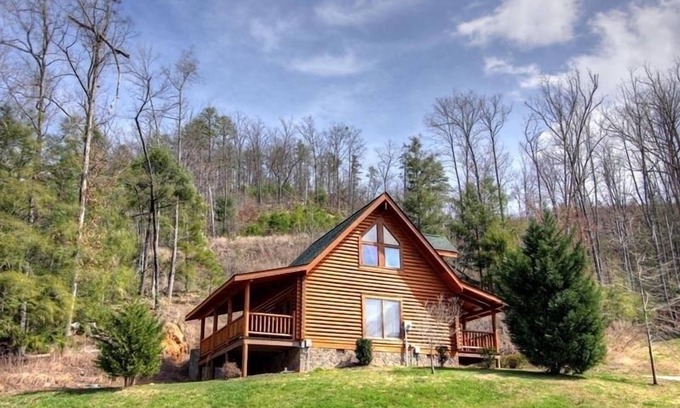 Gatlinburg - Pigeon Forge Cabin | Kiss Me Goodnight 1 Bedroom Cabin by RedAwning