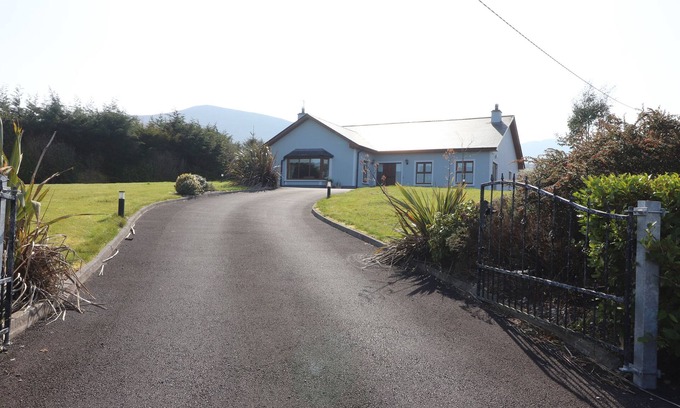 Kilgobnet Cottage | KISSANE'S COTTAGE, family friendly in Beaufort, County Kerry
