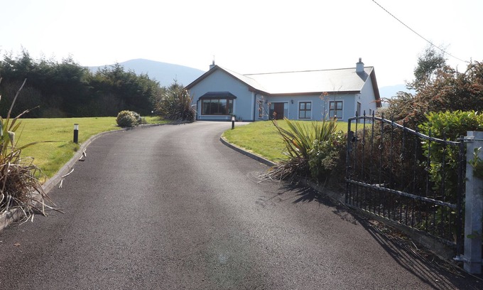 Kilgobnet Cottage | KISSANE'S COTTAGE, family friendly in Beaufort, County Kerry