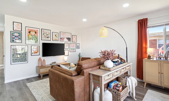 Madison Heights House | ☀️ Kissed by Sunshine ☀️ 3BDR Ranch by Royal Oak & Ferndale - Family Friendly 2TVs