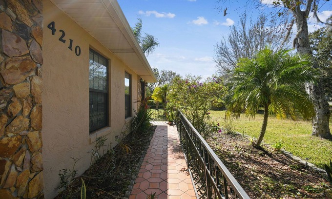 Kissimmee House | KISSIMMEE! Private Estate! Nature, Fishing Lakes! RV's/Boats OK! 4 BR's!