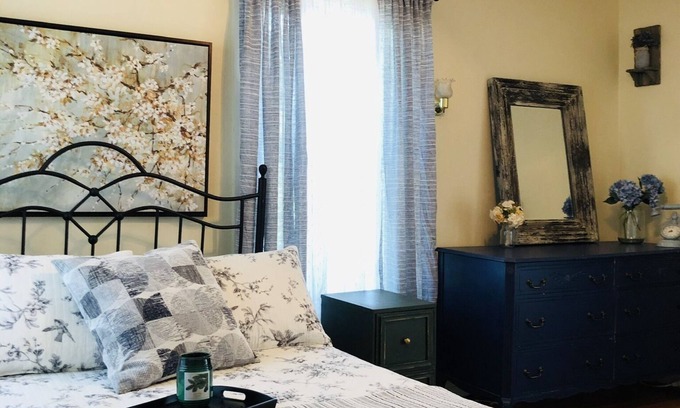 Dover House | 💋Kissing Downtown - Parking Spot! Sleeps 5🖐Free Wine🍷