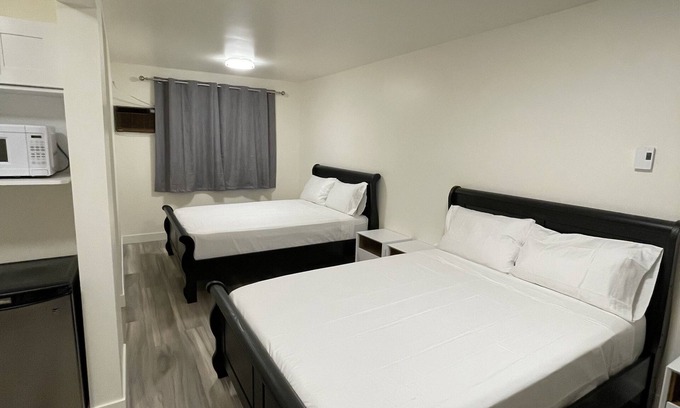 East Kootenay House | Kitchenette room in beautifulRadium Hot Springs