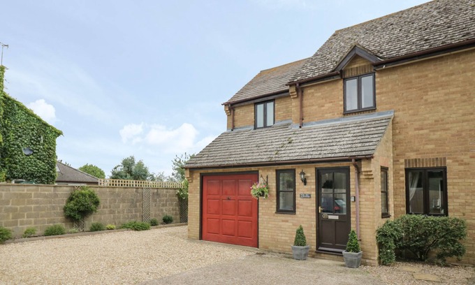 Syresham Cottage | KITE COTTAGE, pet friendly, with a garden in Syresham