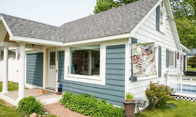 Caseville House | Kitty Lee Cottage - Cozy, Clean & Right in Town!