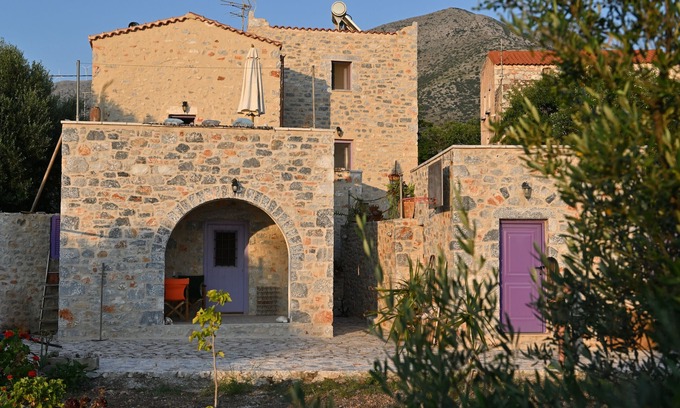Pyrgou Dirou Ski Chalet | Kivotos Mani – Traditional Charm & Coastal Views