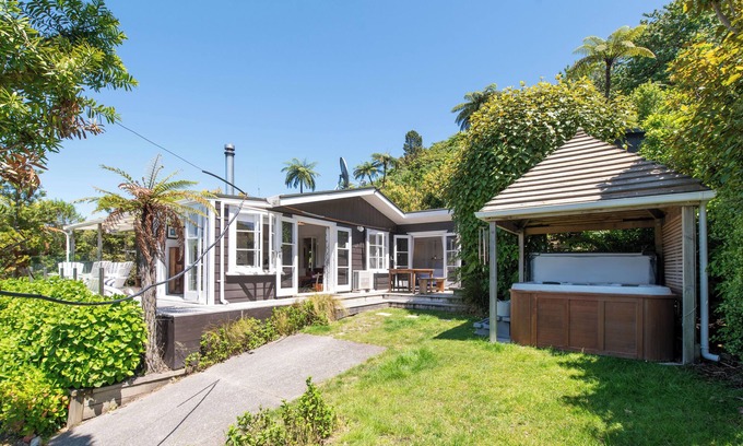 Lake Tarawera Cottage | Kiwiana Bach - Lake Tarawera Holiday Home