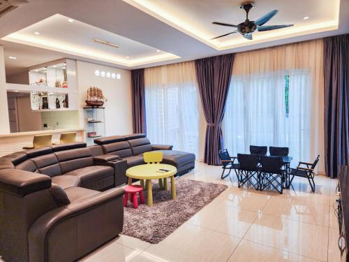 Kuala Lumpur House | KL - Groove Retreat with KTV & Pool Table - 4BR4B - 16 pax by Cowidea