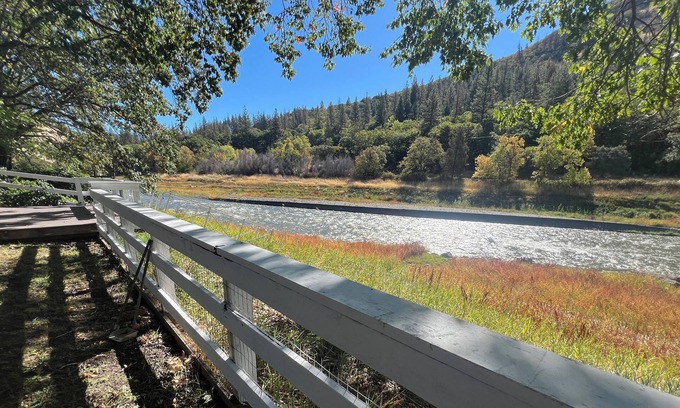 Montague House | Klamath Riverfront Home - Fish Right from the Backyard!
