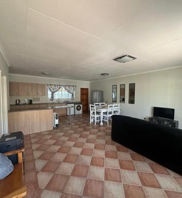 Farrarmere Apartment | Klaverton Daisy
