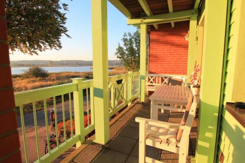 Neuensien Apartment | Kleines Apartment mit traumhaftem Seeblick, Ferienpark Seedorf Zeesenhaus Nr 4