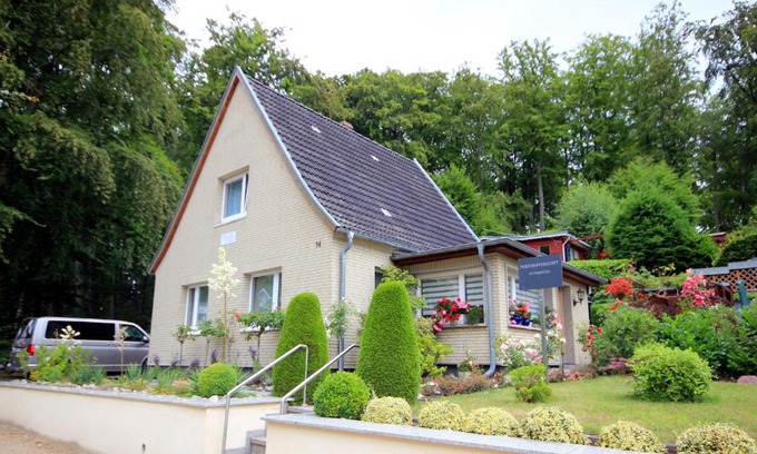 Sellin Apartment | kleines Haus am Wald by Rujana