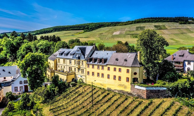Maring-Noviand Apartment | Klosterhof Siebenborn - Wohnen Sie auf Einem Historischen Weingut