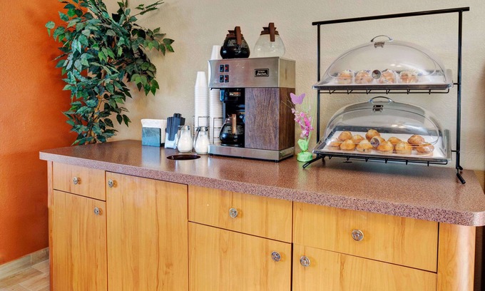 Sterling Heights Hotel | Knights Inn Sterling Heights