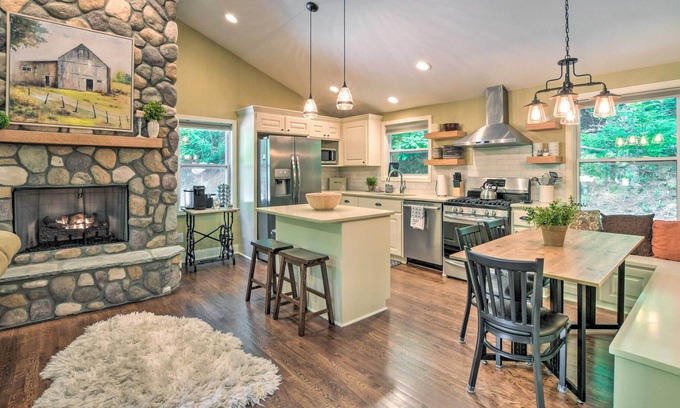 Lynn House | 'Knobby Creek Cottage' w/ Hot Tub & Grill!