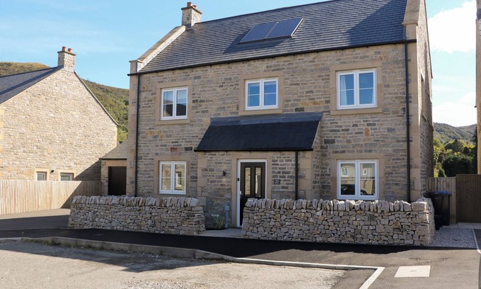 Hope Valley Cottage | KNOLL VIEW, family friendly, with a garden in Bradwell