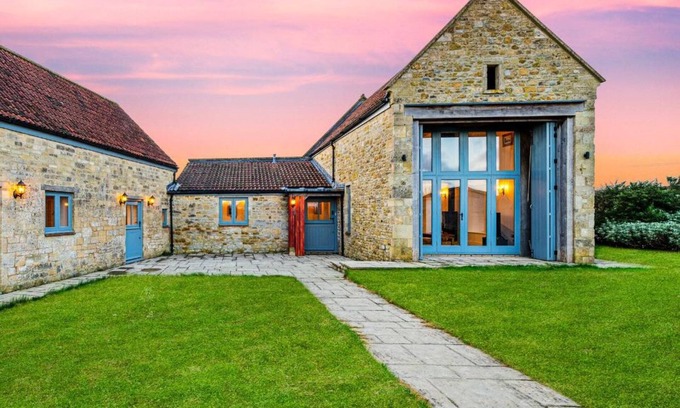 Shepton Mallet House | Knoll View Ranch - Group Hot Tub