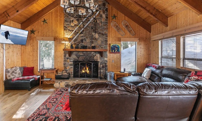 Kingswood Estates House | Knotty and Nice! 6BR Hot Tub, Hiking Trail, 10 Mins to Beach!