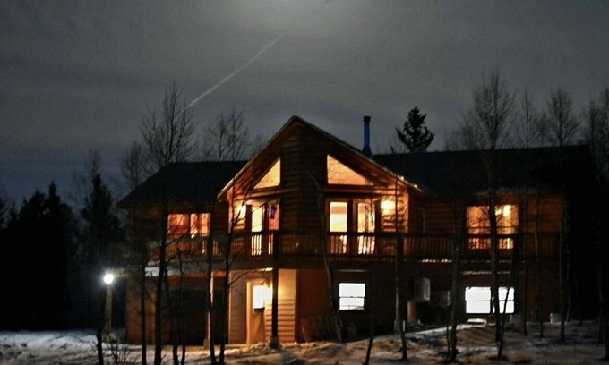 Florissant Cabin | Knotty Fox 6 Bed Cabin Retreat Hot Tub Pool PingPong Gaming Arcade StarLink WiFi