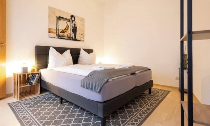 Altstadt Apartment | Ko-Living Space Opera | Suite 12 | Kitchen | Living room | Dart | City center