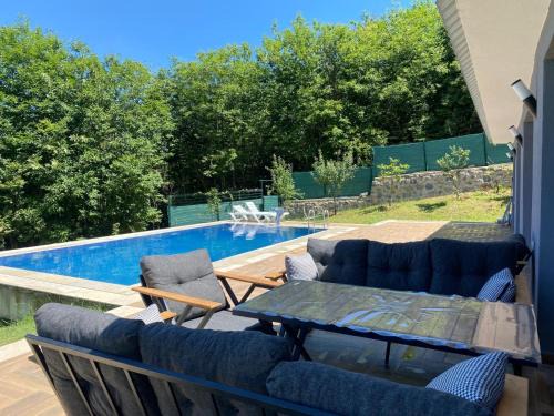 Basiskele Villa | Kocaeli'nde Körfez Manzaralı Doğayla Başbaşa Tatil
