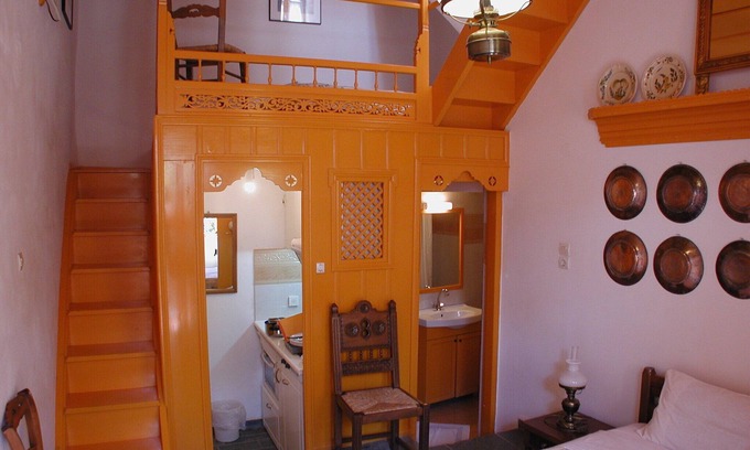 Skiros Apartment | Kochylia trad. Home 1 (orange) in a quiet central location