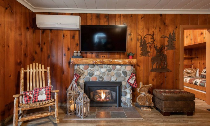 Maple Valley Cabin | Koi Story Cabin - Lakefront, near Bike Trail