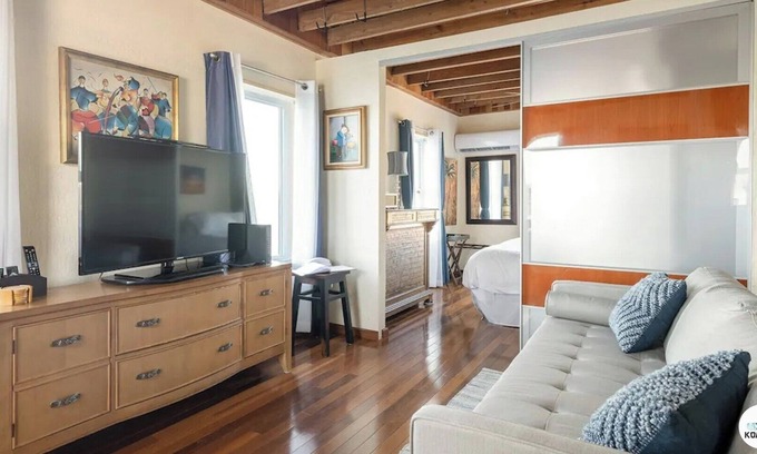 Hollywood Lakes Condo | Komffy Waterfront Studio w/King Bed and Free Parking