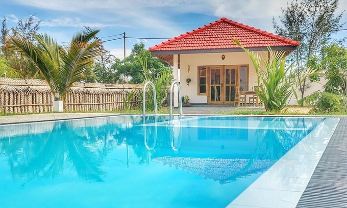 Pottuvil Cabin | Komfortables Doppelzimmer mit Pool, Wifi und Kühlschrank mit Strandzugang