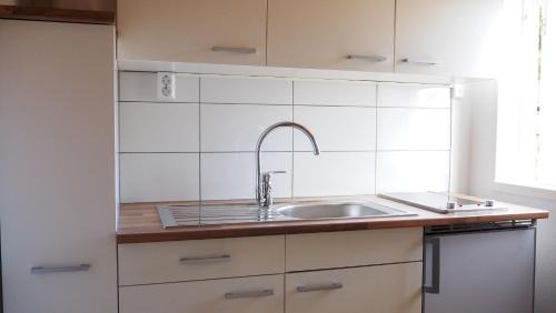 Koping Apartment | Komplett lägenhet med sjöutsikt