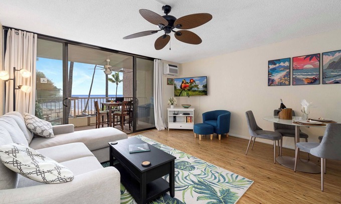 Historic Kailua Village Condo | Kona Reef: B-15: Direct Beachfront, Pool/Hot Tub, Air Conditioning, Elevators