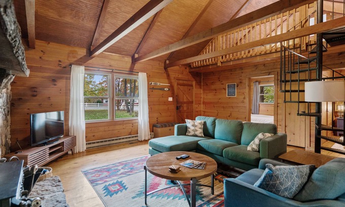 Winchester House | Kona's Cozy Cabin — King Bed, Fireplace, Pet Friendly, Near Hiking and Wineries