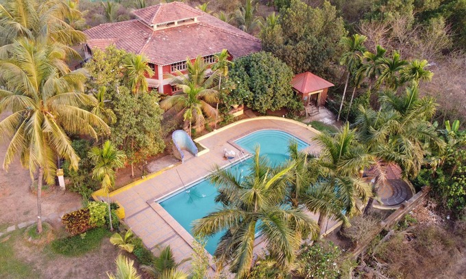 Niravade Hotel | Konkan Crown Resort & Club Sawantwadi