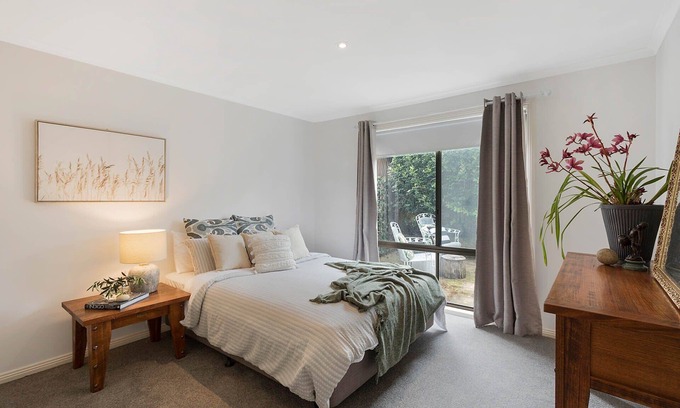 Tura Beach Cabin | Kookaburra Beach House - Pet friendly 3 bedroom