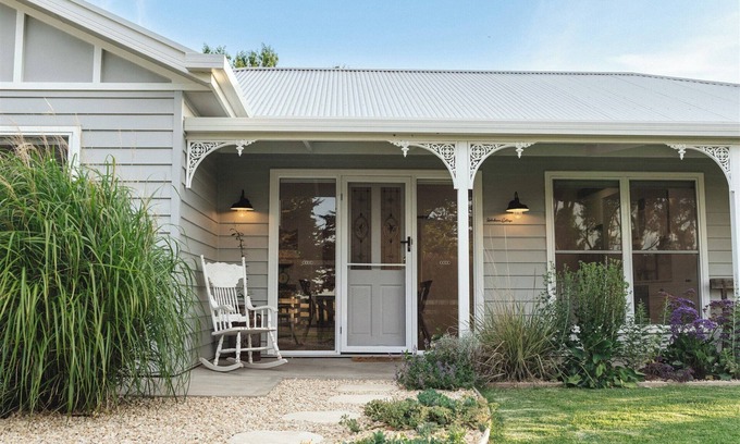 Yahl House | Kookaburra Cottagen 3 Bedroom Farm Retreat 10 minutes from Mount Gambier