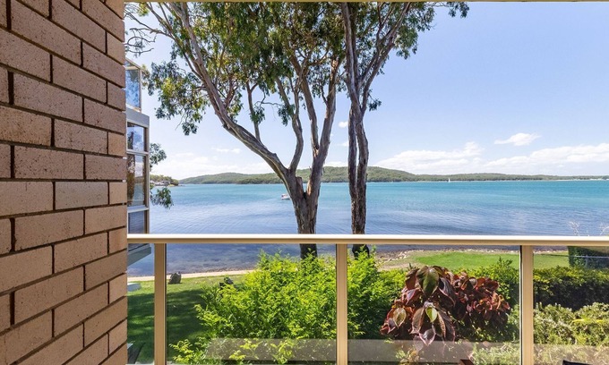 Soldiers Point Apartment | Kooringal 6, 105 Soldiers Point Rd - waterfront unit