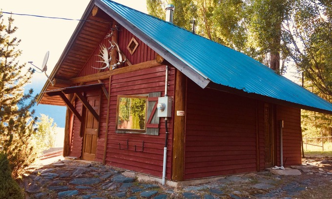 Boswell Cabin | Kootenay Lake Lodge -Cabin for 2 guests- only two minute walk to the water !
