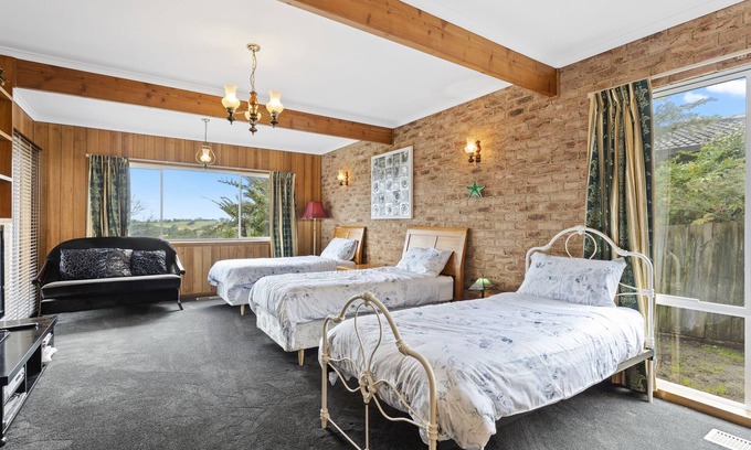 Korumburra House | Korumburra Pet Friendly 4 Bedroom House - Free parking