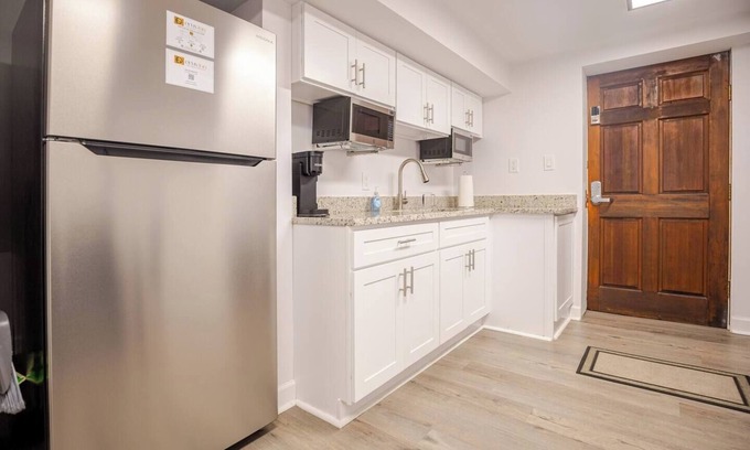 Baltimore Apartment | Kosher 2 Bedroom 1 Bath Apartment, In the Eruv, w/Kitchenette, Private Entry