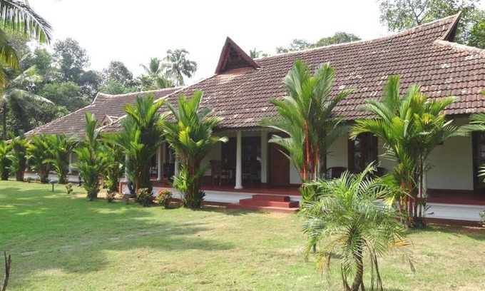 Muhamma Bed & Breakfast | Kovilakam Lakeside Villa