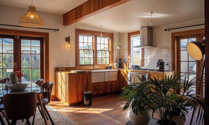 Kaikoura House | Kowhai Cottage | Pizza Oven | Central - KK2726