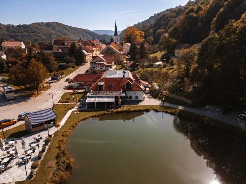 Cerklje ob Krki Hotel | Kozjanski dvor