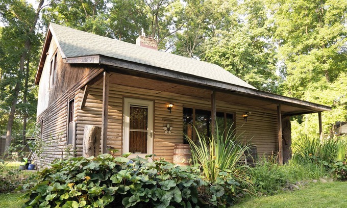 Ann Arbor Cabin | Kozy Kabin Retreat in Ann Arbor with Huge Yard to Unwind!