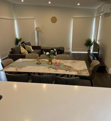 Greenvale Apartment | KozyGuru Greenvale 5 Bedroom Holiday Home