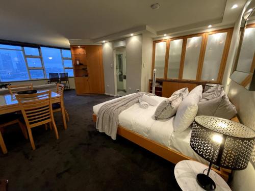 McMahons Point Apartment | KOZYGURU McMahons Point Amazing Water View Studio + FREE Parking NMP002