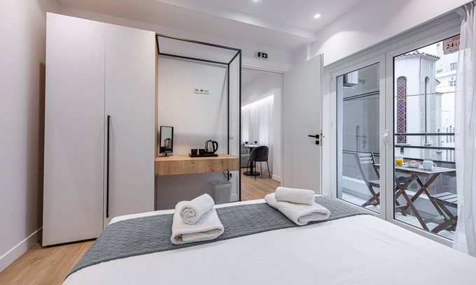 Ampelokipoi Bed & Breakfast | Kriel Suites by LIV Homes 101