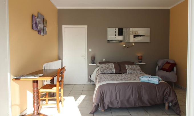 Bagneres-de-Bigorre Bed & Breakfast | Krys Chambre vue sur les Pyrenees et le pis du Midi