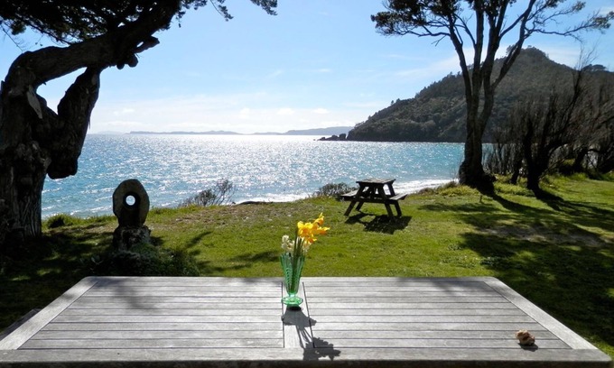 Kuaotunu House | Kuaotunu Beachfront - prime location for a great holiday!